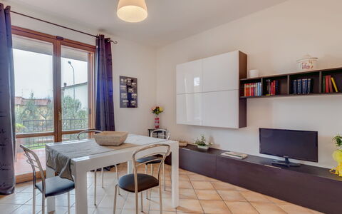 La Casina Del Canneto: Proprietà, Camera, Interior Design, Mobilia, Costruzione, Immobiliare, Soggiorno, Casa, Giallo, Pavimento