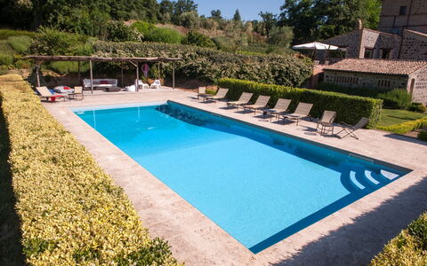 Casale Porano: Piscina, Proprietà, Erba, Casa, Rettangolo, Tempo Libero, Immobiliare, Villa, Costruzione, Vacanza