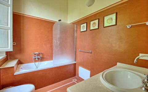 Villa Fiamma: Lavello, Rubinetto, Idraulico Fixture, Proprietà, Specchio, Lavandino Del Bagno, Vasca Da Bagno, Bagno, Interior Design, Architettura