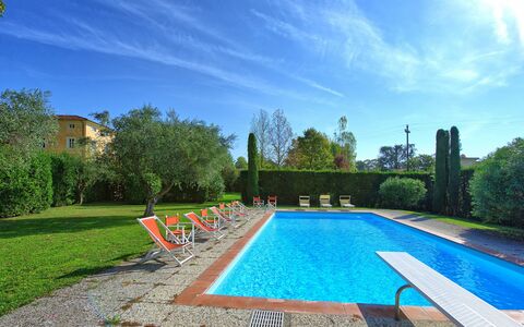 Villa Fiamma: Nube, Pianta, Acqua, Cielo, Proprietà, Piscina, Azzurro, Albero, Corpo D'Acqua, Shade