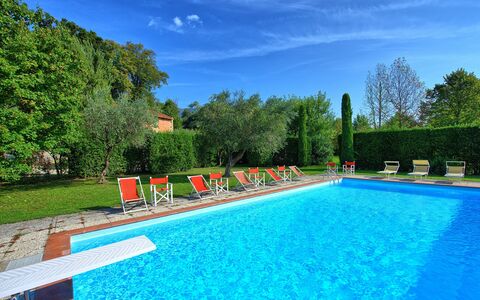 Villa Fiamma: Acqua, Pianta, Cielo, Proprietà, Piscina, Blu, Albero, Verde, Azzurro, Rettangolo