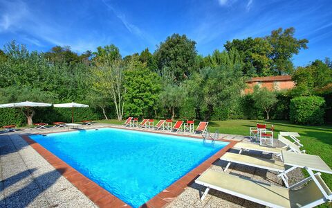 Villa Fiamma: Acqua, Cielo, Nube, Proprietà, Pianta, Piscina, Azzurro, Rettangolo, Shade, Sedia