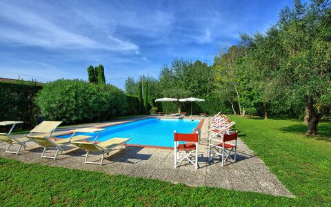 Villa Fiamma: Nube, Pianta, Cielo, Mobilia, Acqua, Piscina, Ombrello, Mobili Da Esterno, Shade, Albero