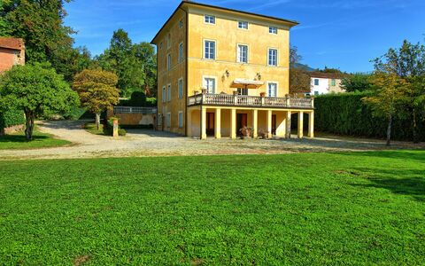 Villa Fiamma: Cielo, Costruzione, Pianta, Finestra, Verde, Nube, Albero, Paesaggio Naturale, Lotto, Erba