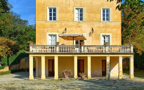 Villa Fiamma: Cielo, Pianta, Costruzione, Finestra, Nube, Albero, Casa, Legna, Erba, Portico