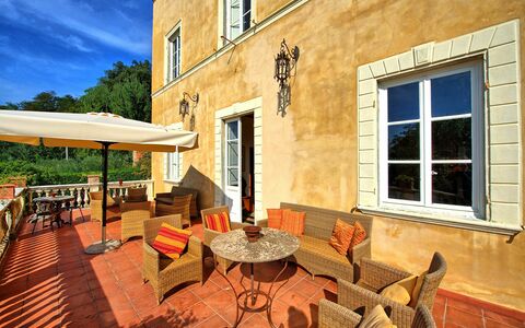 Villa Fiamma: Finestra, Proprietà, Cielo, Legna, Costruzione, Interior Design, Architettura, Shade, Sedia, Pianta