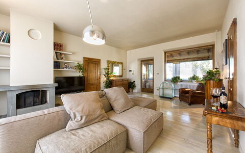 Villa Piazza Della Fortezza: Proprietà, Soggiorno, Camera, Mobilia, Interior Design, Costruzione, Immobiliare, Casa, Casa, Pavimento