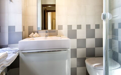 Villa Piazza Della Fortezza: Bagno, Piastrella, Camera, Proprietà, Pavimento, Interior Design, Parete, Ceramica, Architettura, Idraulico Fixture