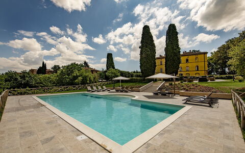 Villa Rocchi: Piscina, Cielo, Proprietà, Acqua, Giorno, Immobiliare, Costruzione, Architettura, Reflecting Pool, Nube