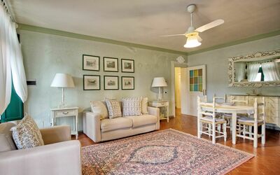 Melissa: Camera, Mobilia, Interior Design, Proprietà, Soggiorno, Costruzione, Soffitto, Parete, Pavimento, Casa