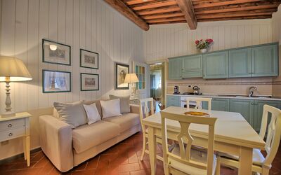 Tamerice: Camera, Mobilia, Interior Design, Proprietà, Soggiorno, Costruzione, Soffitto, Pavimento, Tavolo, Parete