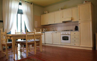 Ginepro: Camera, Mobilia, Cabinetry, Proprietà, Cucina, Pavimento, Controsoffitto, Latifoglie, Pavimento In Legno, Costruzione