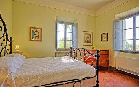 Villa Marietta: Camera Da Letto, Mobilia, Camera, Proprietà, Letto, Telaio Del Letto, Lenzuolo, Pavimento, Giallo, Interior Design