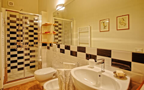 Villa Marietta: Bagno, Camera, Proprietà, Piastrella, Interior Design, Parete, Costruzione, Immobiliare, Casa, Idraulico Fixture
