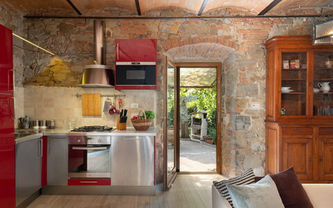 Villa Fracassini: Mobilia, Pianta, Cucina, Costruzione, Porta, Legna, Elettrodomestico Da Cucina, Interior Design, Finestra, Architettura