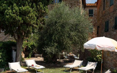 Villa Fracassini: Acqua, Pianta, Cielo, Costruzione, Proprietà, Nube, Piscina, Shade, Mobili Da Esterno, Erba