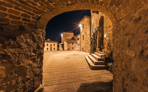 Casa Di Vignolo: Arco, Architettura, Parete, Cielo, Costruzione, Storia, Storia Antica, Sito Storico, Notte, Ombra