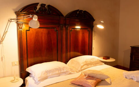 Casa Di Vignolo: Letto, Camera Da Letto, Lenzuolo, Interior Design, Mobilia, Bedding, Telaio Del Letto, Camera, Biancheria, Pavimento