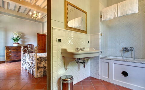 Villa Stolli: Bagno, Camera, Proprietà, Pavimento, Interior Design, Costruzione, Mobilia, Piastrella, Casa, Immobiliare