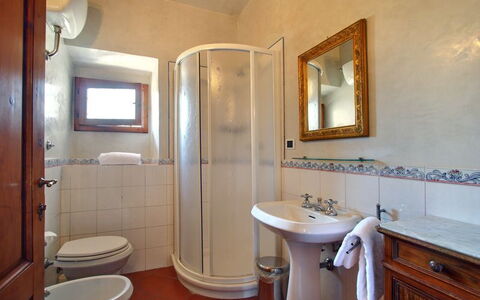 Villa Stolli: Bagno, Camera, Proprietà, Idraulico Fixture, Costruzione, Mobiletto Del Bagno, Immobiliare, Pavimento, Casa, Interior Design
