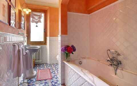 Villa Acacia: Camera, Proprietà, Bagno, Pavimento, Interior Design, Costruzione, Piastrella, Immobiliare, Casa, Soffitto