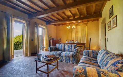 Villa Lucolena: Proprietà, Camera, Costruzione, Mobilia, Interior Design, Soffitto, Casa, Immobiliare, Soggiorno, Casa