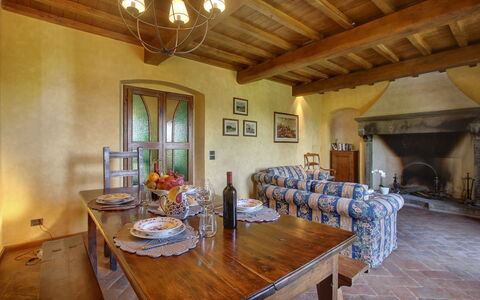 Villa Lucolena: Camera, Proprietà, Sala Da Pranzo, Costruzione, Mobilia, Interior Design, Tavolo, Soffitto, Casa, Immobiliare