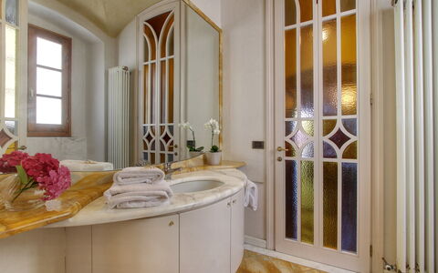 Villa Lucolena: Proprietà, Camera, Interior Design, Costruzione, Bagno, Casa, Pavimento, Casa, Immobiliare, Architettura