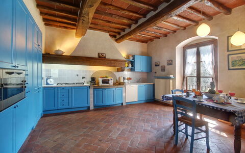 Villa Lucolena: Controsoffitto, Camera, Costruzione, Proprietà, Cucina, Mobilia, Pavimento, Soffitto, Interior Design, Casa