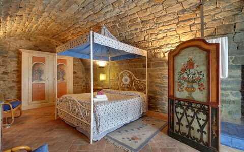 Villa Lucolena: Camera, Proprietà, Letto, Camera Da Letto, Mobilia, Costruzione, Interior Design, Casa, Suite, Immobiliare