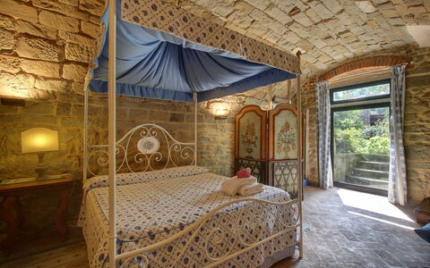 Villa Lucolena: Camera Da Letto, Letto, Proprietà, Camera, Mobilia, Costruzione, Letto A Baldacchino, Interior Design, Casa, Telaio Del Letto