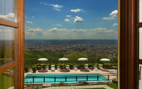 Sughera Villa: Proprietà, Finestra, Camera, Cielo, Bicchiere, Interior Design, Immobiliare, Tempo Libero, Shade, Casa