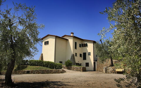 Sughera Villa: Proprietà, Casa, Casa, Cielo, Costruzione, Immobiliare, Albero, Architettura, Zona Residenziale, Estate
