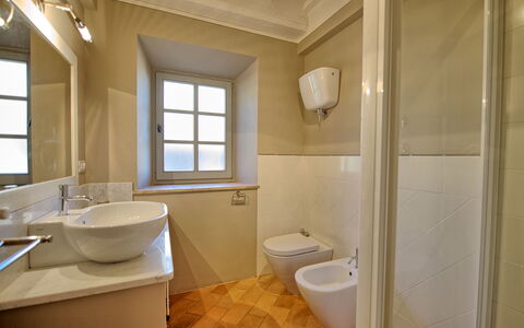 Casa Olivia: Bagno, Proprietà, Camera, Interior Design, Pavimento, Costruzione, Idraulico Fixture, Immobiliare, Architettura, Casa