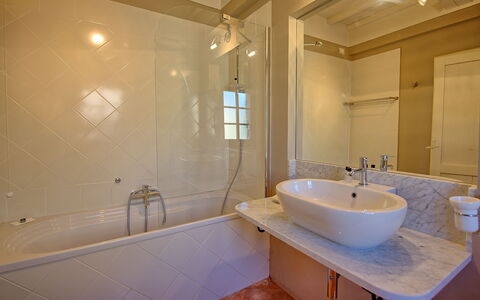 Casa Olivia: Bagno, Proprietà, Camera, Vasca Da Bagno, Rubinetto, Parete, Interior Design, Idraulico Fixture, Piastrella, Costruzione