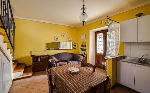Il Palazzetto: Camera, Proprietà, Giallo, Mobilia, Interior Design, Costruzione, Pavimento, Casa, Immobiliare, Camera Da Letto