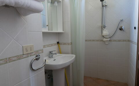 Il Palazzetto: Bagno, Proprietà, Camera, Idraulico Fixture, Gabinetto, Parete, Toilet Seat, Piastrella, Architettura, Costruzione