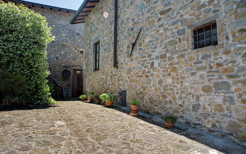 Il Palazzetto: Proprietà, Cobblestone, Parete, Muro ​​Di Pietra, Casa, Costruzione, Cortile, Manto Stradale, Architettura, Pavimentazione