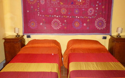 Mulino a Montegonzi Di Rimaggio: Camera, Mobilia, Proprietà, Camera Da Letto, Letto, Parete, Arancia, Interior Design, Tessile, Lenzuolo