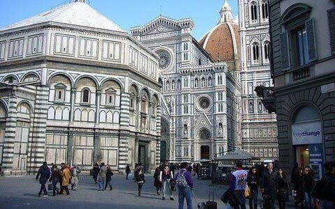Residenza Monna Lisa: Costruzione, Architettura, Punto Di Riferimento, Città, Cittadina, Insediamento Umano, Battistero, La Piazza Cittadina, Cielo