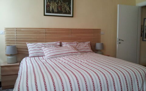 Residenza Monna Lisa: Camera Da Letto, Letto, Lenzuolo, Mobilia, Bedding, Camera, Copripiumino, Proprietà, Telaio Del Letto, Materasso