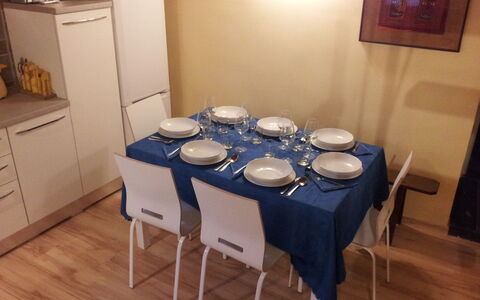Residenza Monna Lisa: Camera, Tavolo, Proprietà, Mobilia, Sala Da Pranzo, Pavimento, Latifoglie, Tovaglia, Interior Design, Sedia