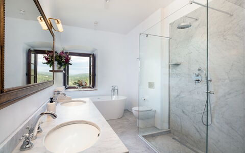 Villa Le Corti: Idraulico Fixture, Bagno, Interior Design, Rubinetto, Pavimentazione, Soffitto, Idraulico, Lavello, Specchio, Lavandino Del Bagno