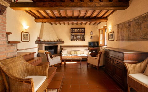 Villa Del Colle: Mobilia, Divano, Cornice, Legna, Soggiorno, Costruzione, Interior Design, Pavimento, Sedia, Tavolo