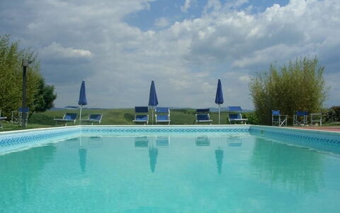 Agriturismo Il Gattero: Piscina, Acqua, Proprietà, Tempo Libero, Centro Ricreativo, Costruzione, Cielo, Architettura, Estate, Resort Citta '
