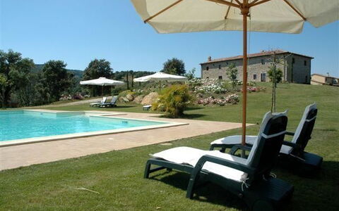 Villa Di Seripa: Proprietà, Piscina, Immobiliare, Costruzione, Ricorrere, Shade, Casa, Erba, Tempo Libero, Backyard