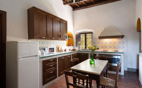 Villa Sieve: Mobilia, Interior Design, Cucina, Pavimentazione, Legna, Controsoffitto, Elettrodomestico Da Cucina, Soffitto, Cabinetry, Pavimento