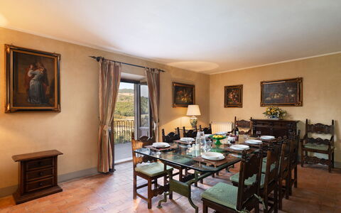 Villa Sieve: Mobilia, Tavolo, Interior Design, Pavimentazione, Sedia, Camera, Illuminazione, Cornice, Sala Da Pranzo, Pavimento