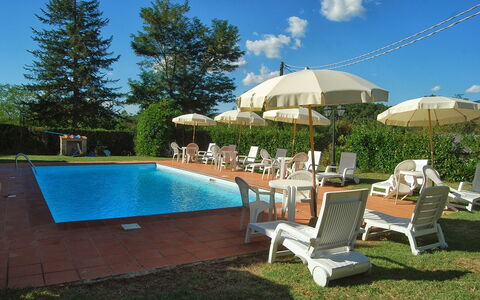 Villa Sieve: Piscina, Proprietà, Immobiliare, Backyard, Costruzione, Casa, Tempo Libero, Mobili Da Esterno, Ricorrere, Lettino