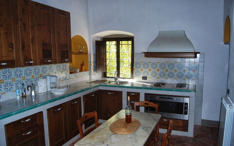 Villa Sieve: Controsoffitto, Camera, Cucina, Mobilia, Cabinetry, Proprietà, Costruzione, Interior Design, Cucina Stufa, Casa